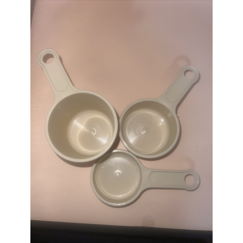 Vintage Set of (3) Rubbermaid‎ MEASURING CUPS Beige *Missing 1/3 Cup*